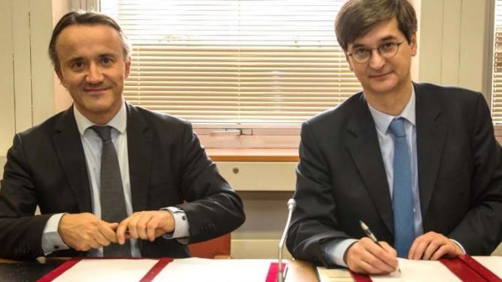 Philippe Mauguin, à gauche sur la photo, est le président de l’Inra. Il signe aux côtés d’Édouard Sauvage, à droite, la convention de partenariat entre les deux structures, ce jeudi 22 février, à l’issue d’un séminaire consacré à la méthanisation. © GRDF